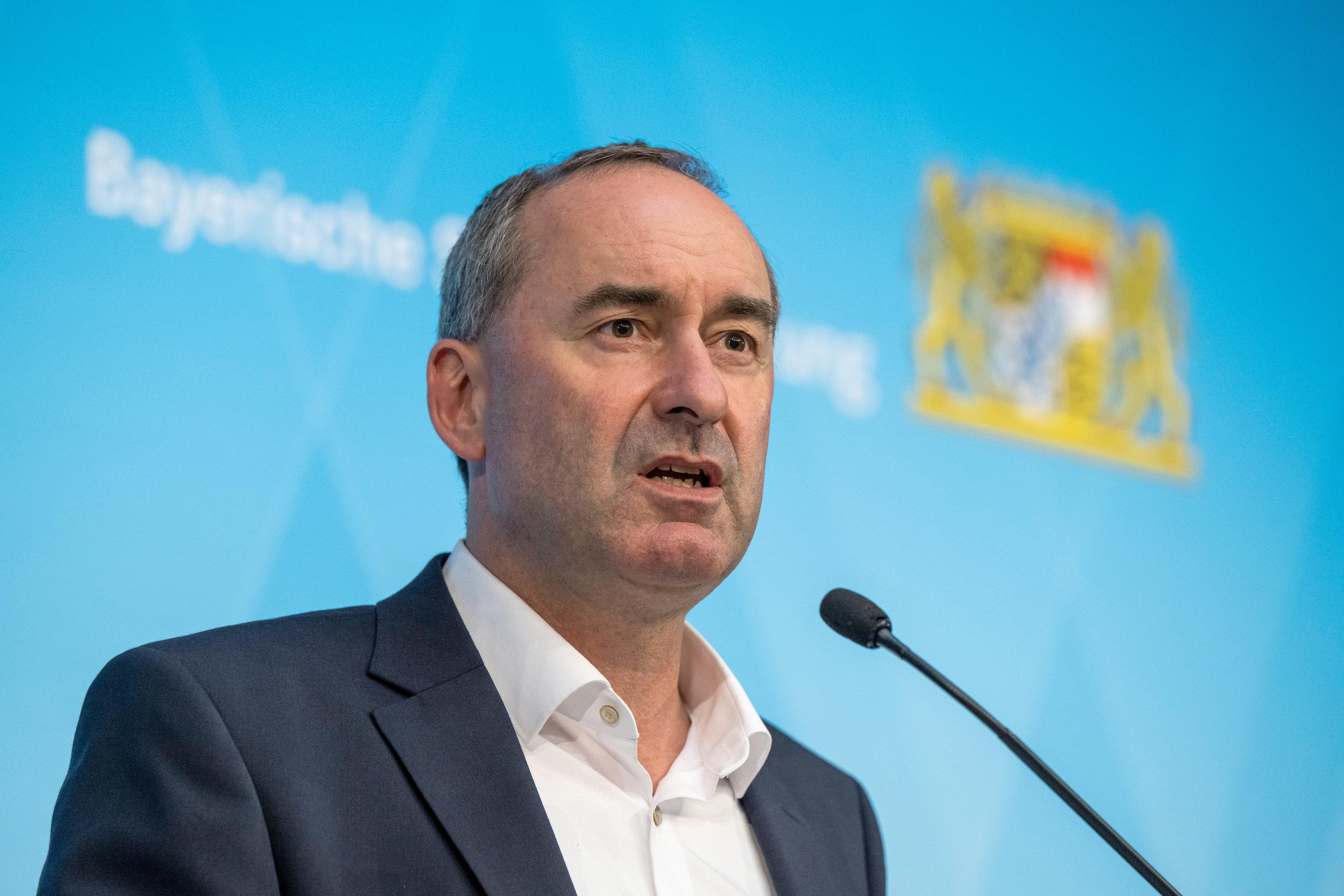 ARCHIV - 24.09.2024, Bayern, München: Hubert Aiwanger, (Freie Wähler) Stellvertretender Ministerpräsident und bayerischer Wirtschaftsminister, nimmt nach der Sitzung des bayerischen Kabinetts an der abschließenden Pressekonferenz teil. (zu dpa: «Aiwanger warnt vor Milliardenschäden durch mögliche US-Zölle») Foto: Peter Kneffel/dpa +++ dpa-Bildfunk +++