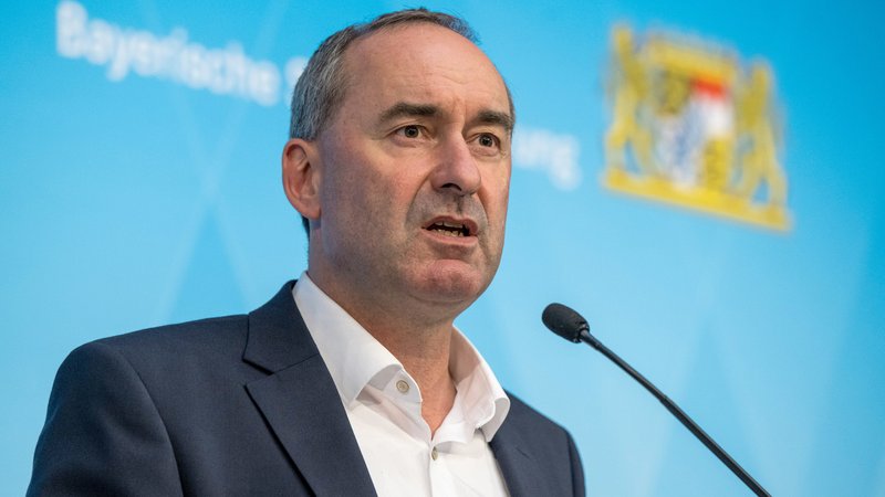 ARCHIV - 24.09.2024, Bayern, München: Hubert Aiwanger, (Freie Wähler) Stellvertretender Ministerpräsident und bayerischer Wirtschaftsminister, nimmt nach der Sitzung des bayerischen Kabinetts an der abschließenden Pressekonferenz teil. (zu dpa: «Aiwanger warnt vor Milliardenschäden durch mögliche US-Zölle») Foto: Peter Kneffel/dpa +++ dpa-Bildfunk +++ | Bild: dpa-Bildfunk/Peter Kneffel ARCHIV - 24.09.2024, Bayern, München: Hubert Aiwanger, (Freie Wähler) Stellvertretender Ministerpräsident und bayerischer Wirtschaftsminister, nimmt nach der Sitzung des bayerischen Kabinetts an der abschließenden Pressekonferenz teil. (zu dpa: «Aiwanger warnt vor Milliardenschäden durch mögliche US-Zölle») Foto: Peter Kneffel/dpa +++ dpa-Bildfunk +++