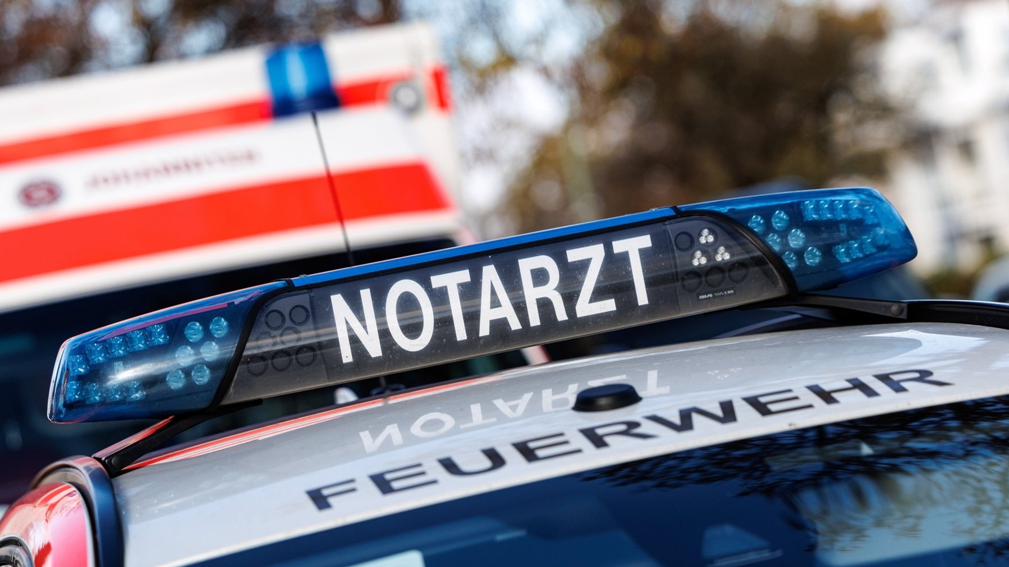 Symbolbild mit Norarztwagen und Krankenwagen. | Bild: picture alliance / dpa | Matthias Balk Symbolbild mit Norarztwagen und Krankenwagen.