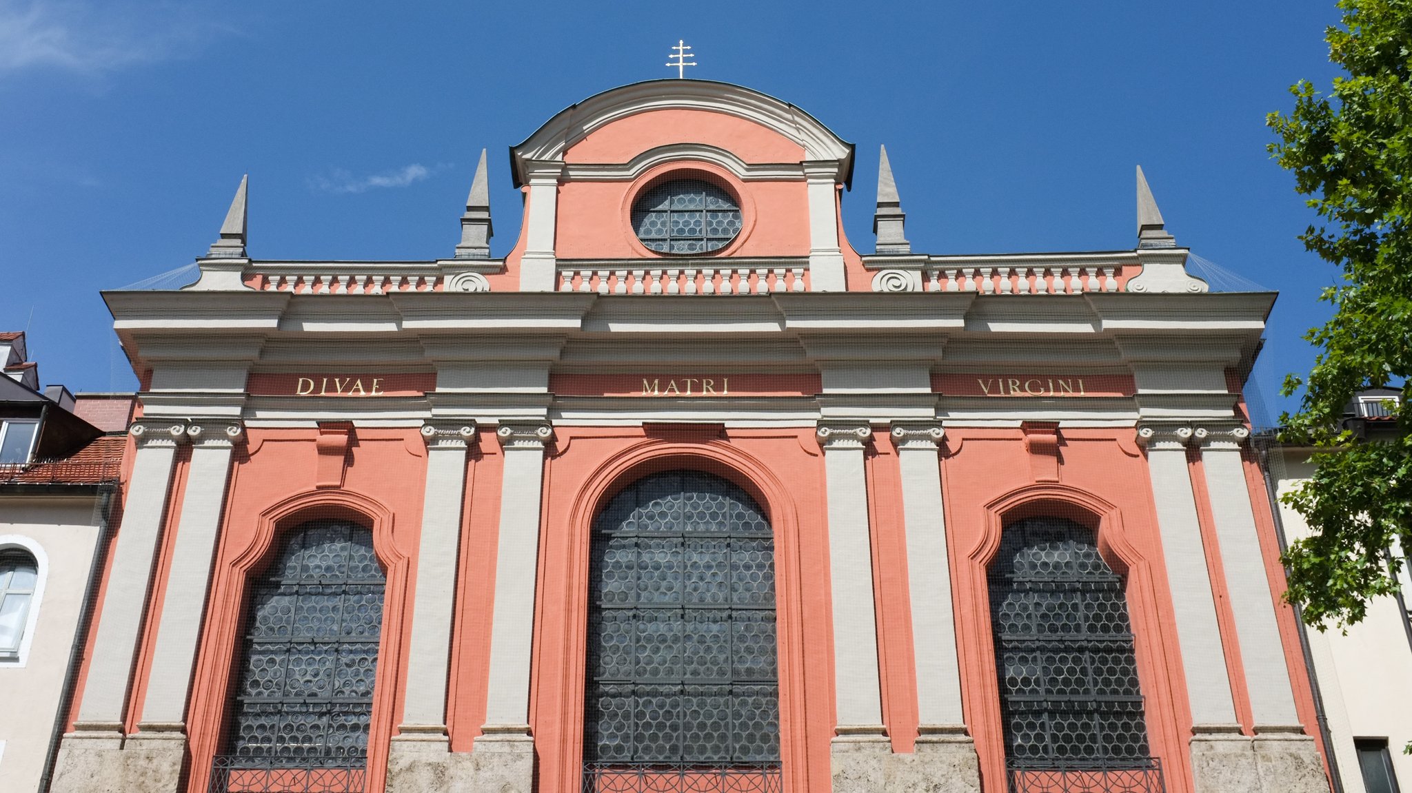 Der Bürgersaal in München, seit der Weihe des Hochaltars am 13. Mai 1778 inoffiziell auch "Bürgersaalkirche" genannt, ist der Bet- und Versammlungssaal der Marianischen Männerkongregation "Mariä Verkündigung" - er wurde 1709/10 nach Plänen von Giovanni Antonio Viscardi erbaut