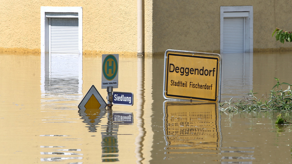 Ein Ortsschild ragt am 05. Juni 2013 im überfluteten Deggendorf-Fischerdorf aus dem Wasser | Bild: pa/dpa/Karl-Josef Hildenbrand Ein Ortsschild ragt am 05. Juni 2013 im überfluteten Deggendorf-Fischerdorf aus dem Wasser