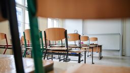 Im menschenleeren Klassenzimmer stehen die Stühle auf den Tischen. | Bild:dpa-Bildfunk/Annette Riedl