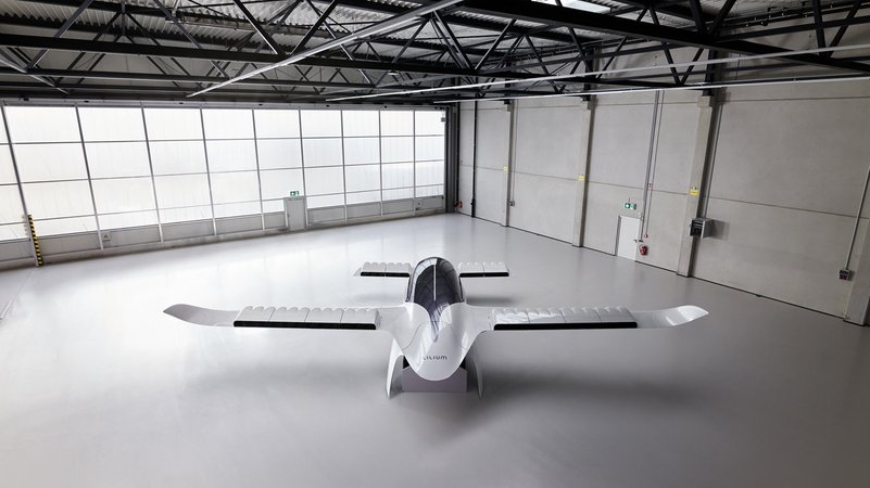 Ein Flugtaxi von Lilium in einer Halle. Wie geht es weiter mit der Firma? | Bild: picture alliance / Cover Images | Lilium/Cover Images Ein Flugtaxi von Lilium in einer Halle. Wie geht es weiter mit der Firma?