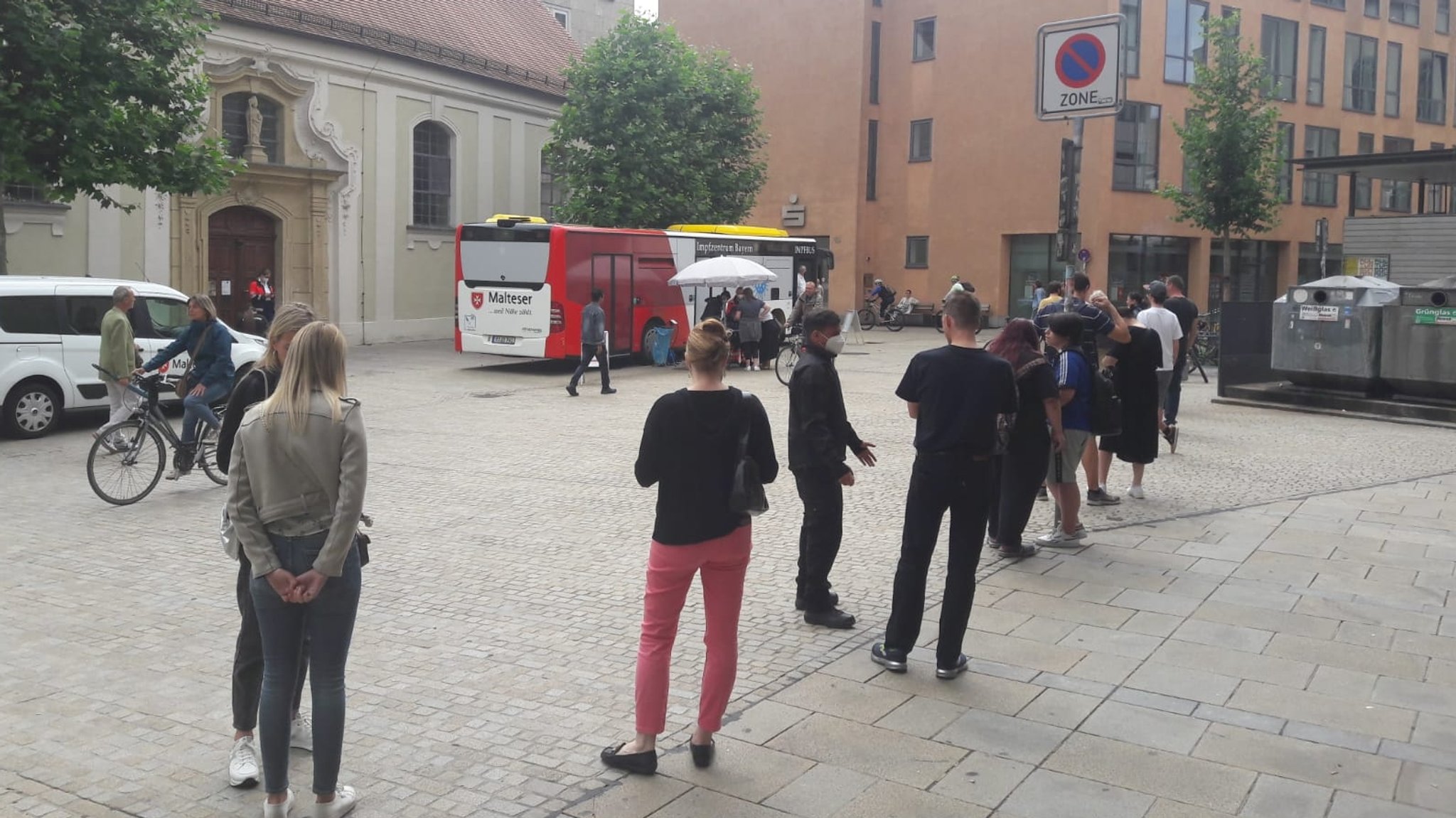 Warteschlange vor dem Impfbus am Sonntagnachmittag in Regensburg