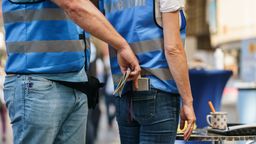 Ein Mann klaut einer Frau Handy und Geldbeutel aus der Hosentasche. | Bild:dpa-Bildfunk/Andreas Arnold