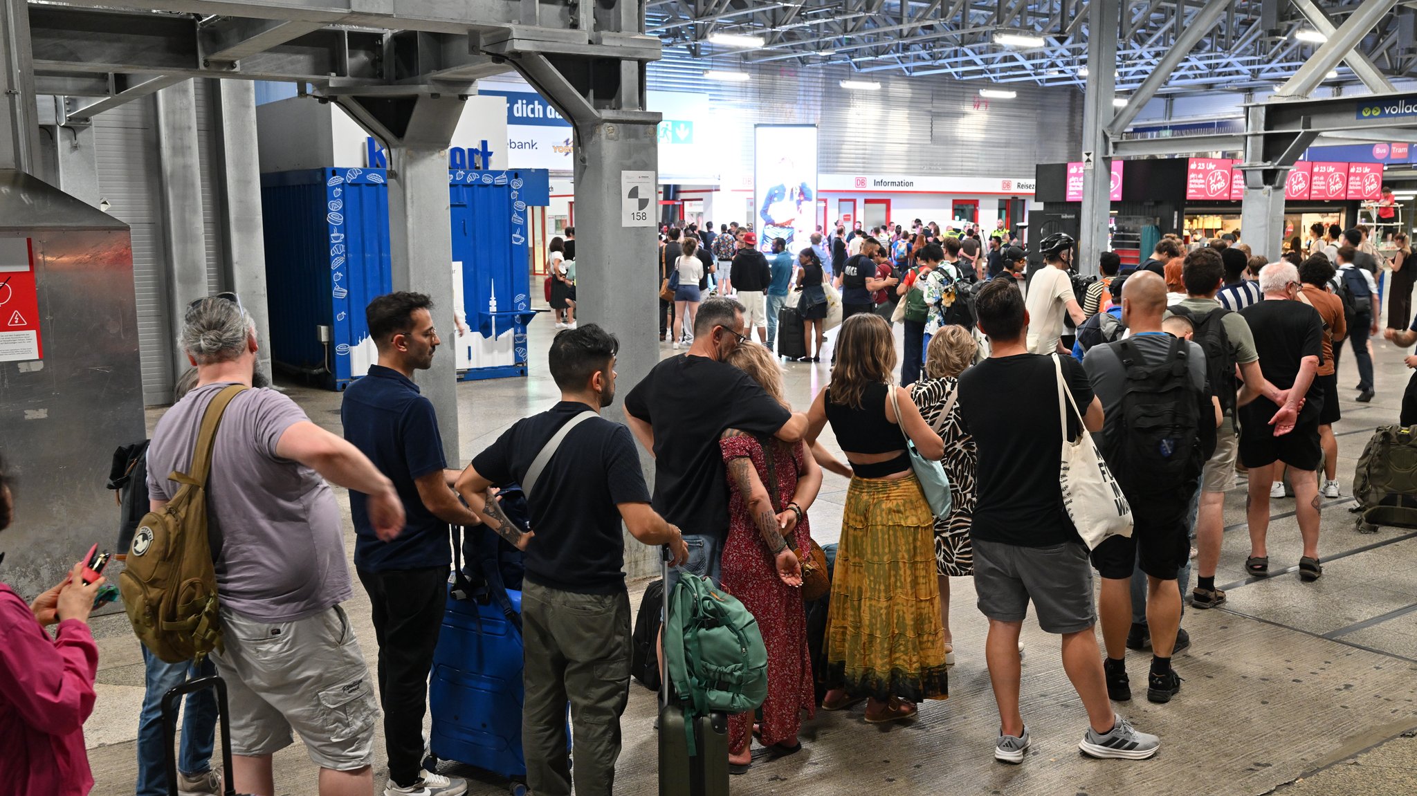 Fahrgäste stehen am Informationsschalter der DB am Bahnhof München Schlange. | Bild: picture alliance/dpa|Peter Kneffel Fahrgäste stehen am Informationsschalter der DB am Bahnhof München Schlange.