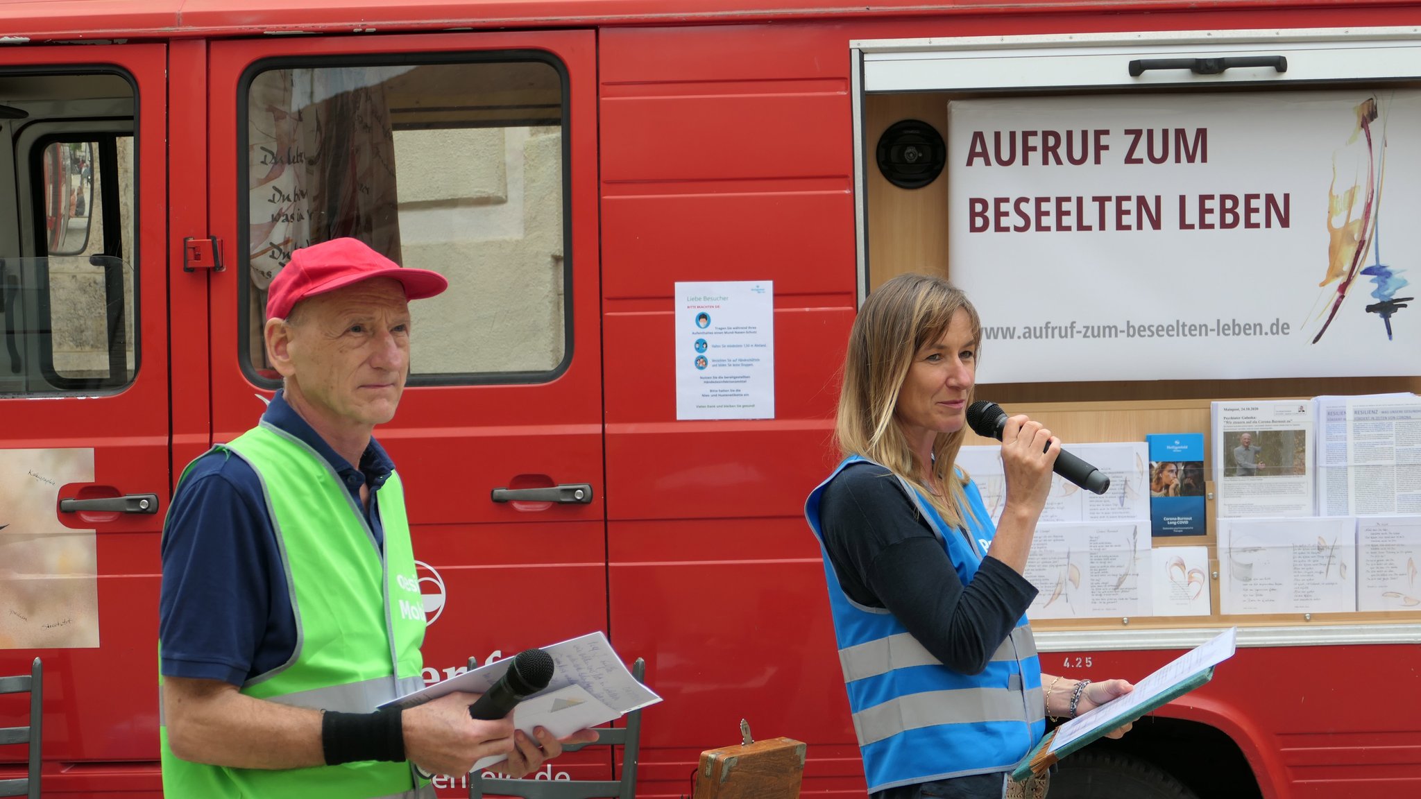 Dr. Joachim Galuska und Uta Galuska vor dem "Poesie-Mobil"