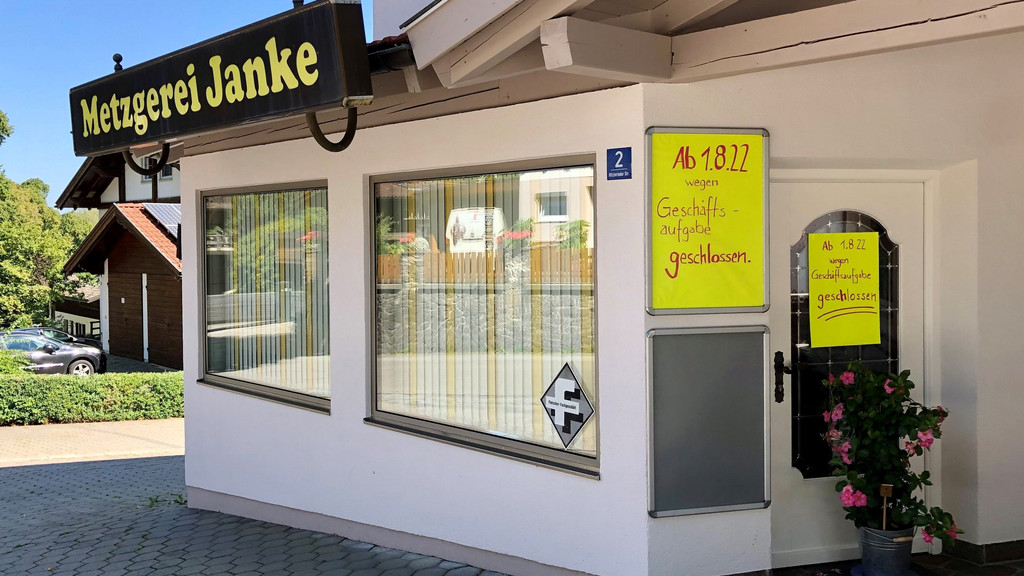 An der Tür der Metzgerei Janke verkündet ein Schild: "Ab 1.08.22 wegen Geschäftsaufgabe geschlossen".