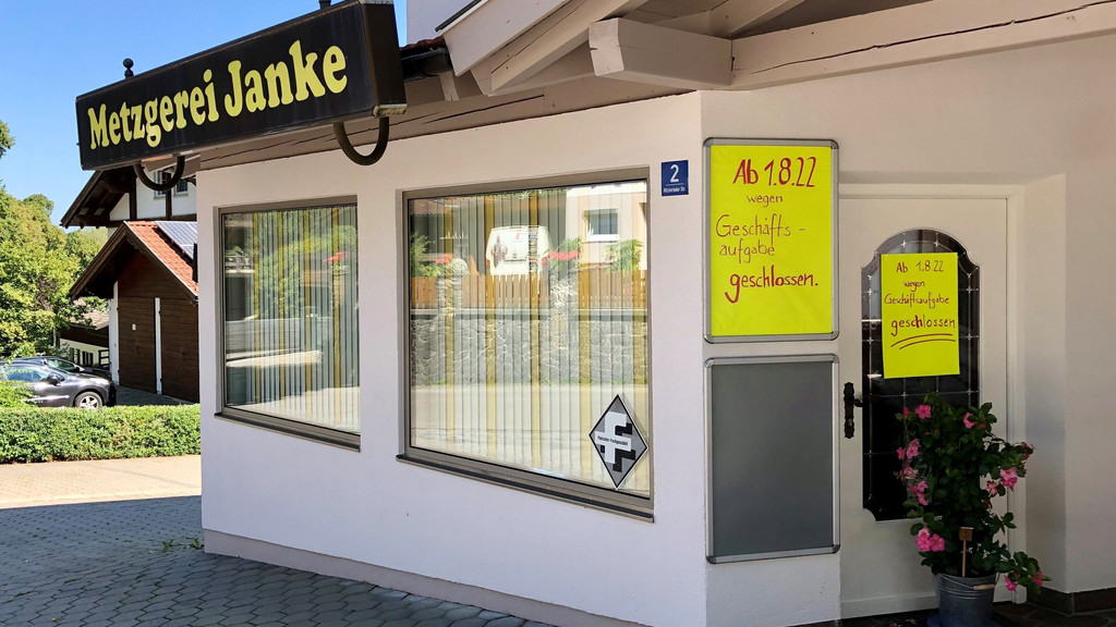 An der Tür der Metzgerei Janke verkündet ein Schild: "Ab 1.08.22 wegen Geschäftsaufgabe geschlossen". | Bild: BR/Rupert Waldmüller An der Tür der Metzgerei Janke verkündet ein Schild: "Ab 1.08.22 wegen Geschäftsaufgabe geschlossen".