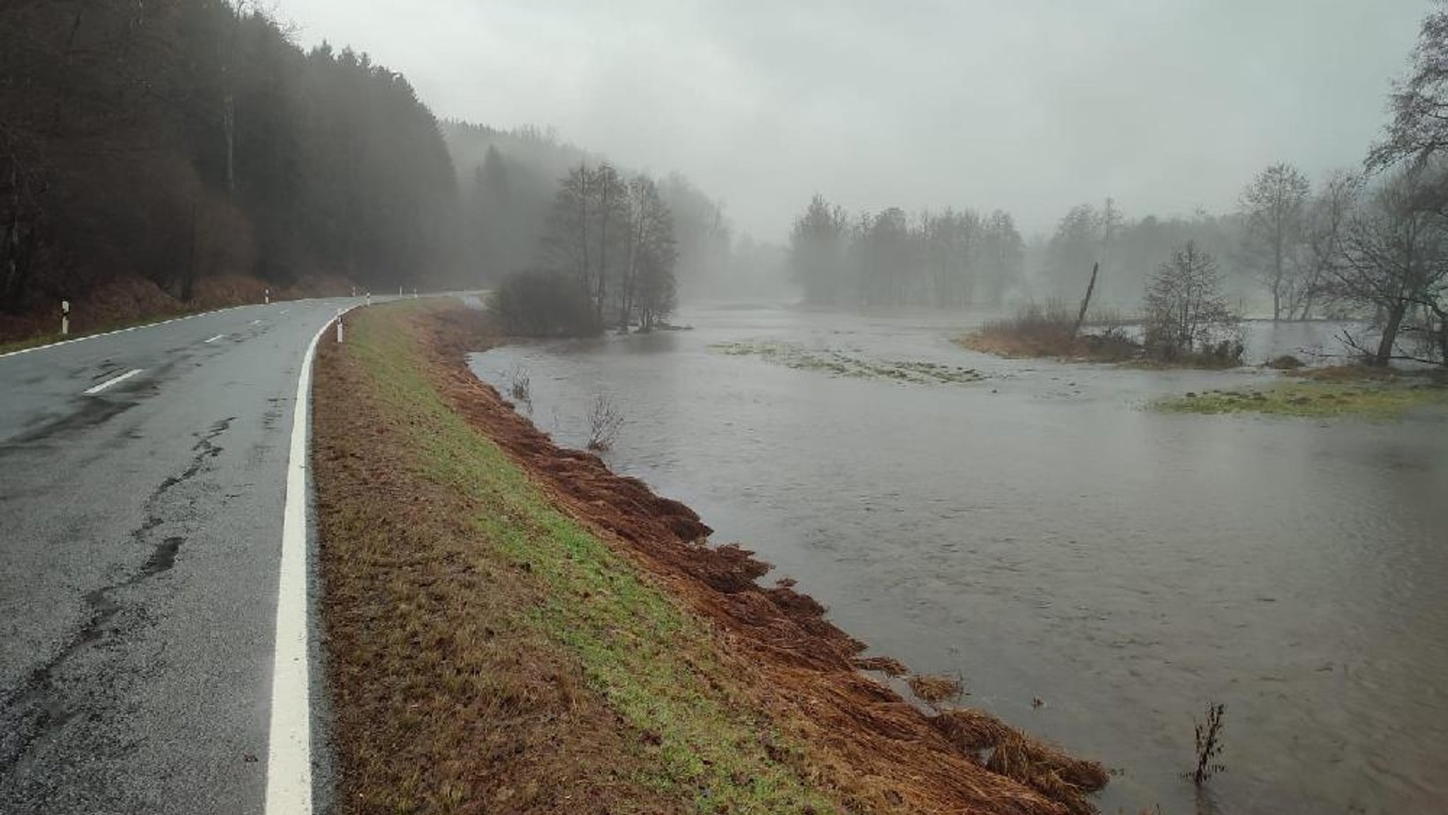 Vor allem viele kleinere Flüsse und Bäche wie hier im Bayerischen Wald sind nach dem starken Regen über die Ufer getreten.