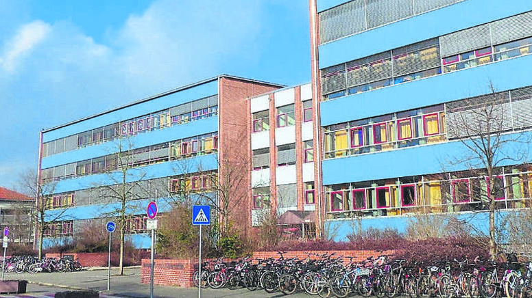 Das Humboldt-Gymnasium Vaterstetten mit seiner hellblauen Fassade | Bild:Edelmann