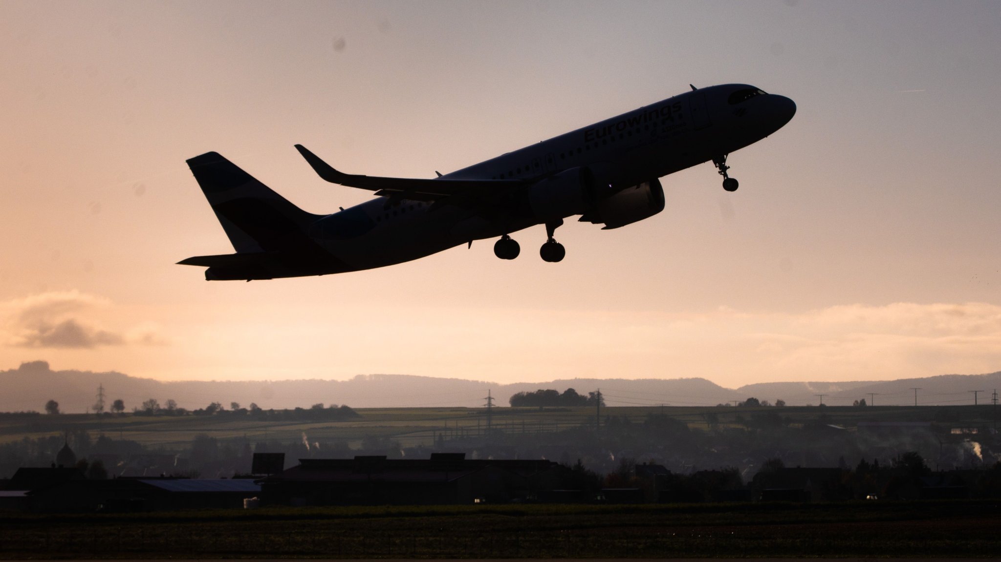 Ein Flugzeug des Typs Airbus A320 Neo startet am frühen Morgen vom Flughafen in Stuttgart.