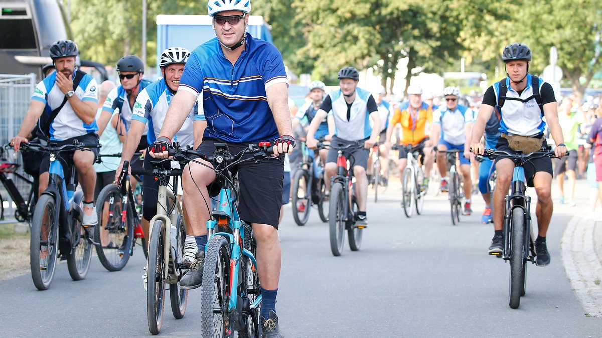 Markus Söder (CSU, M), Ministerpräsident des Freistaates Bayern, fährt bei der Eröffnung der letzten BR-Radltour im Jahr 2019 Mountain-Bike.