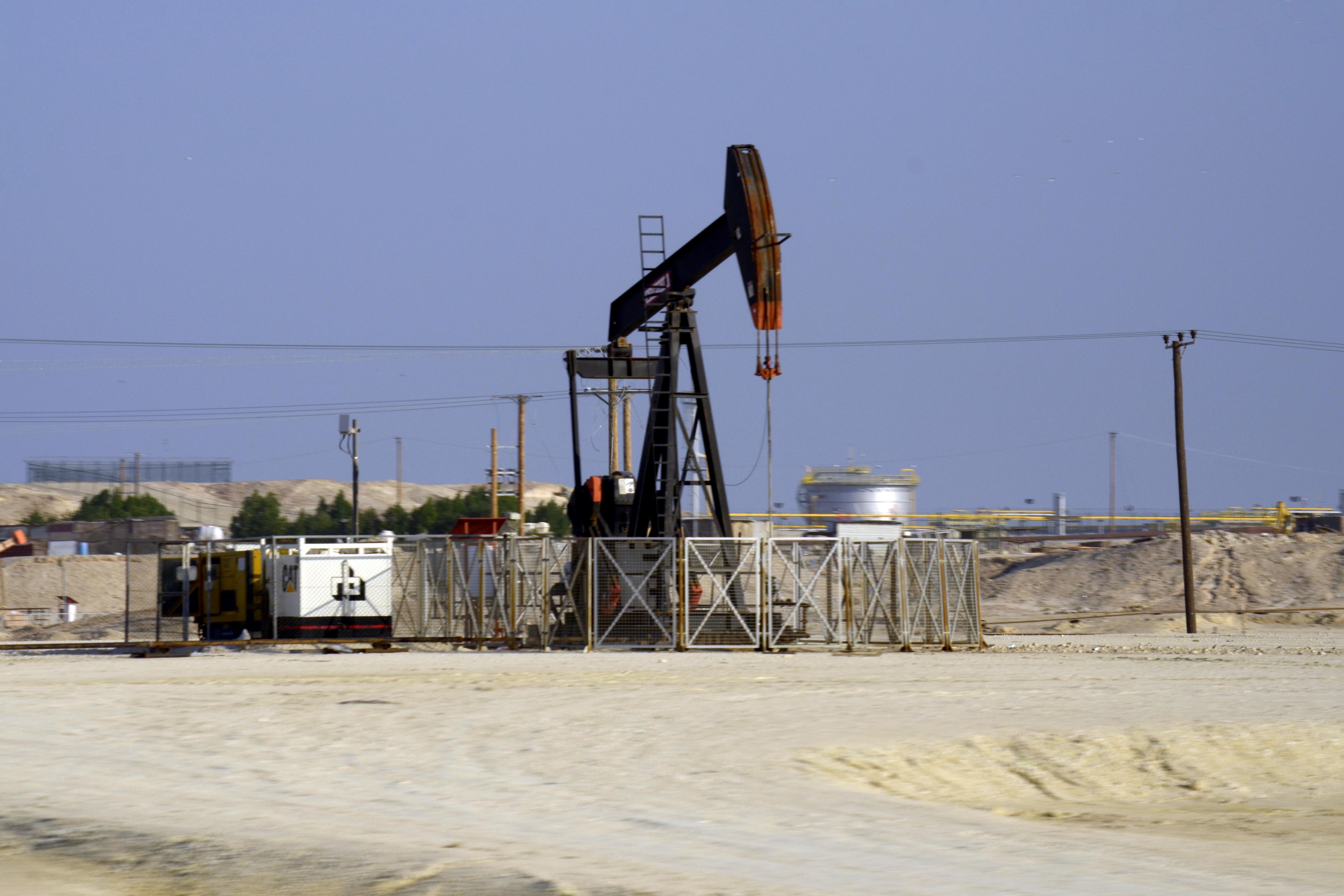 (Symbolbild) Eine Ölförderpumpe am Stadtrand von Manama, Bahrain.