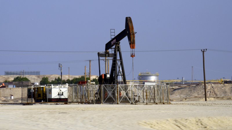(Symbolbild) Eine Ölförderpumpe am Stadtrand von Manama, Bahrain. | Bild: picture alliance / ipa-agency | Roberto Cappello (Symbolbild) Eine Ölförderpumpe am Stadtrand von Manama, Bahrain.