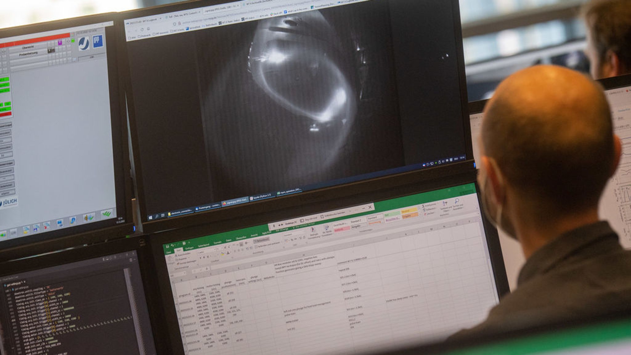 13.12.2022, Mecklenburg-Vorpommern, Greifswald: Blick auf einen Computermonitor im Kontrollraum des Fusionsexperiments Wendelstein 7-X.