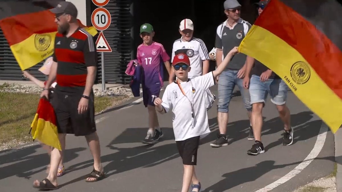 Große und kleine Fans der deutschen Fußballnationalmannschaft in Herzogenaurach