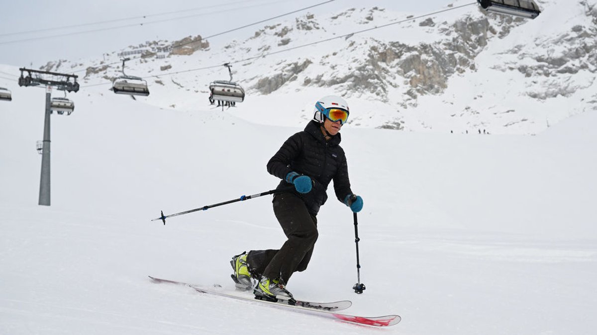 Ein Skifahrer auf der  Zugspitze. 