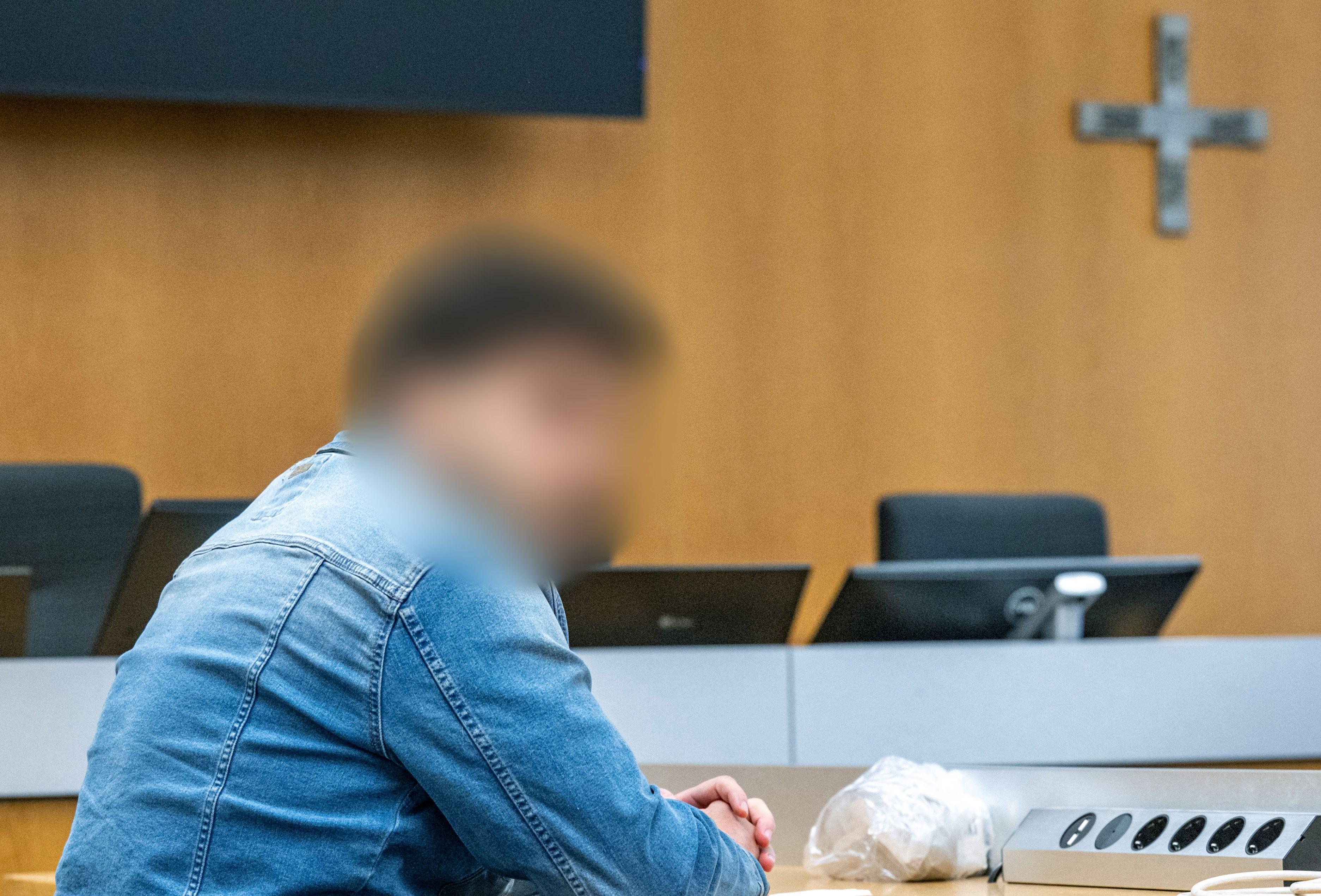 Der Angeklagte sitzt zu Prozessbeginn im Oktober 2025 im Verhandlungssaal des Landgerichts Landshut.