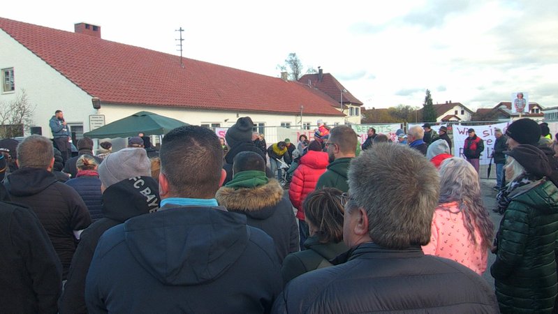 Archivbild, November 2023: Kundgebung gegen den Bau einer Asylbewerberunterkunft in Westendorf | Bild: BR / Michael Neukirch Archivbild, November 2023: Kundgebung gegen den Bau einer Asylbewerberunterkunft in Westendorf