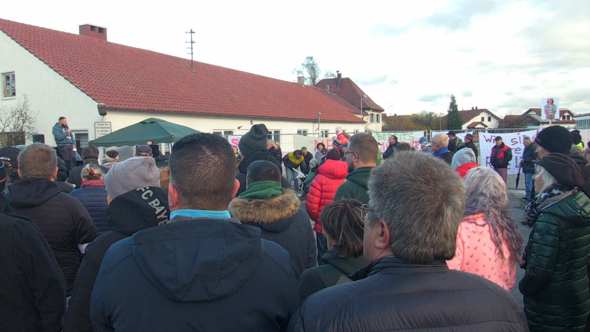 Archivbild, November 2023: Kundgebung gegen den Bau einer Asylbewerberunterkunft in Westendorf