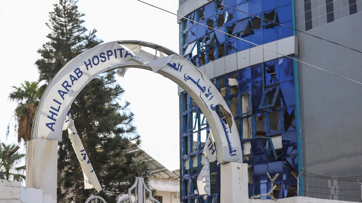 Zerstörter Torbogen und Fassaden des al-Ahli-Krankenhauses in Gaza-Stadt.