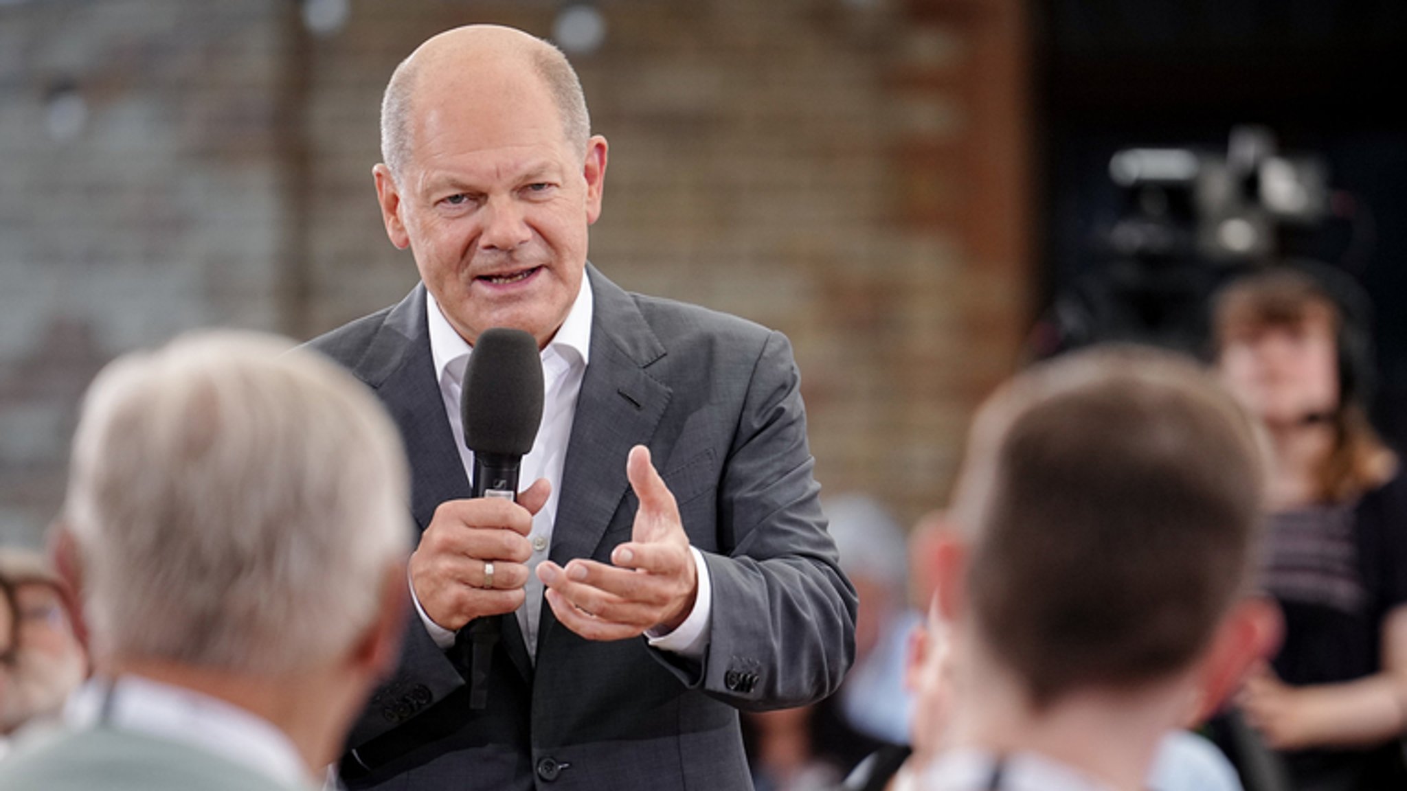 Olaf Scholz spricht beim Bürgerdialog in Magdeburg über weitere Entlastungen.