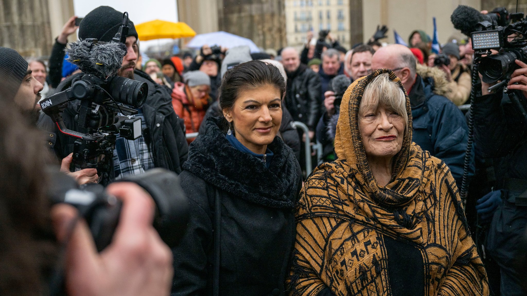 Tausende bei umstrittener Wagenknecht-Schwarzer-Demo in Berlin