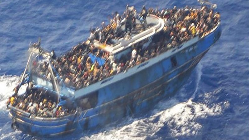 Schiff mit Flüchtlingen vor griechischer Küste