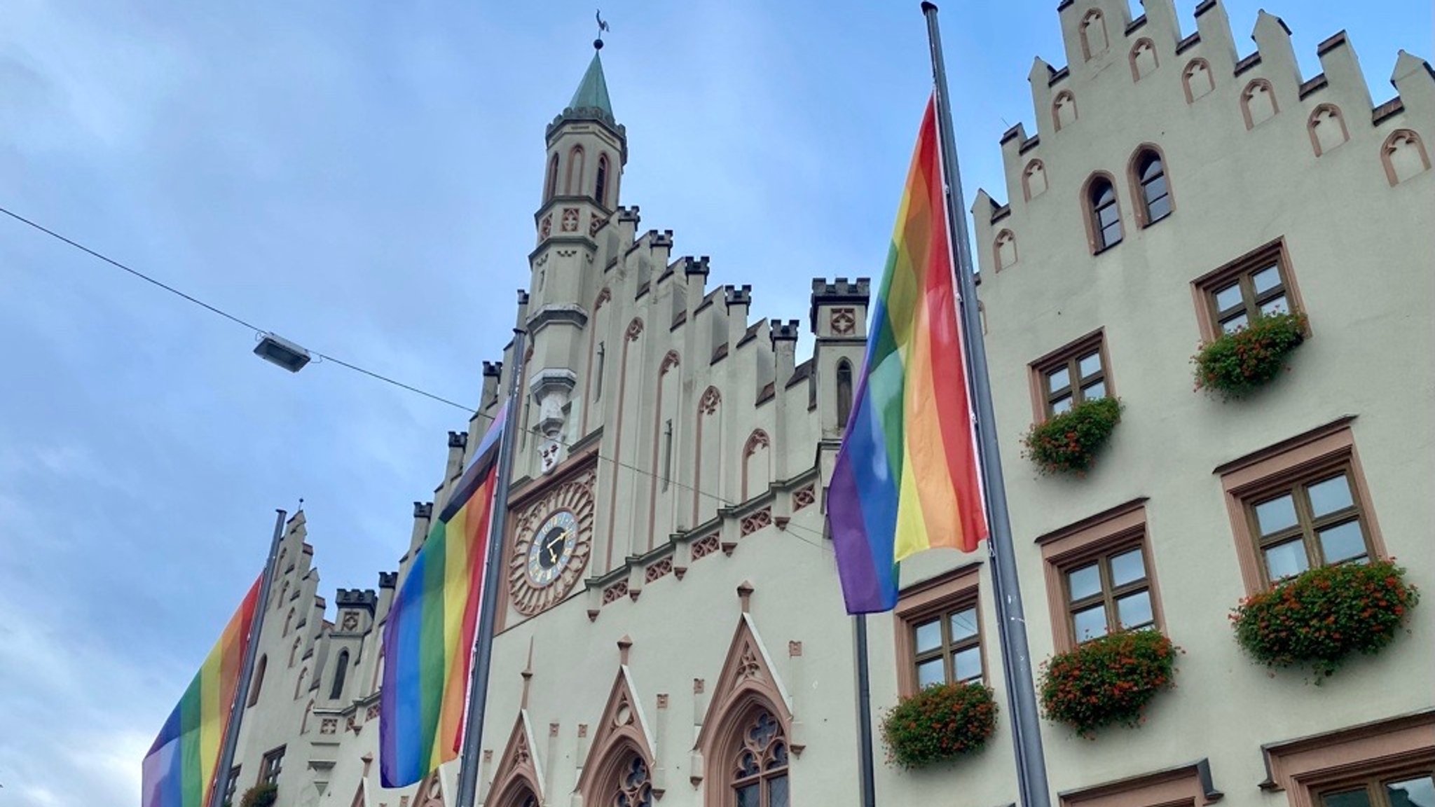 Zum Christopher Street Day hat die Stadt Landshut vor dem Rathaus Regenbogenfarben aufgezogen. Sie stehen für Vielfalt, Toleranz und Freiheit. 