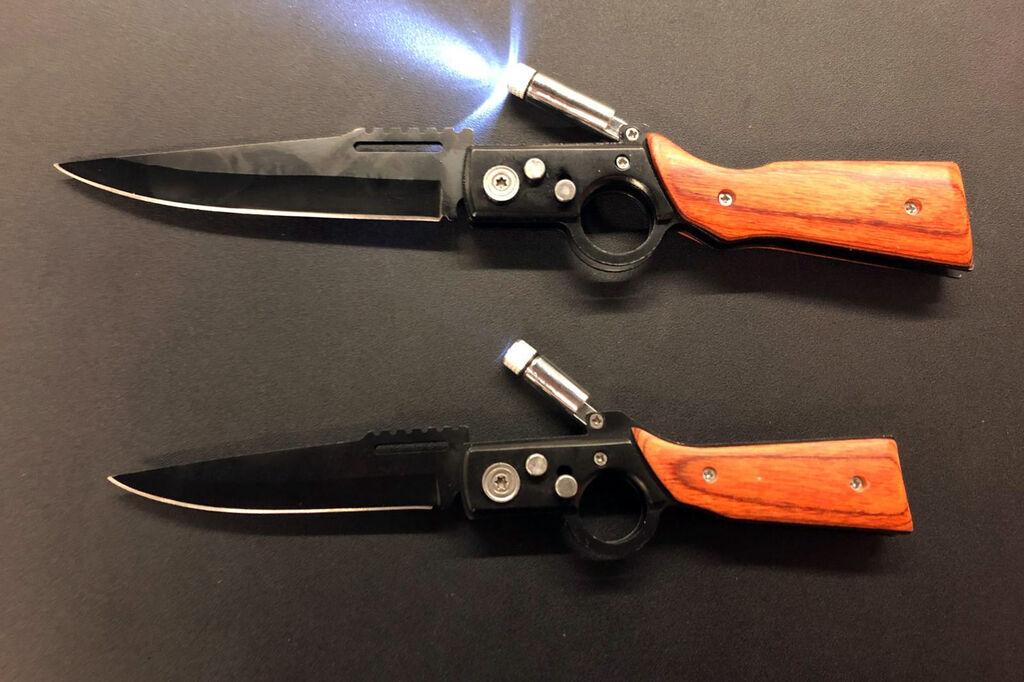 HANDOUT - 19.08.2020, Nordrhein-Westfalen, Düsseldorf: Zwei Springmesser, deren Form an Schusswaffen erinnert, liegen auf einem Tisch. Bereits vor fünf Tagen hat der Zoll am Düsseldorfer Flughafen diese Messer eingezogen. Ein Reisender hatte sie aus Bulgarien mitgebracht. (zu dpa: «Die geplanten Maßnahmen im Überblick») Foto: -/Hauptzollamt Düsseldorf/dpa +++ dpa-Bildfunk +++