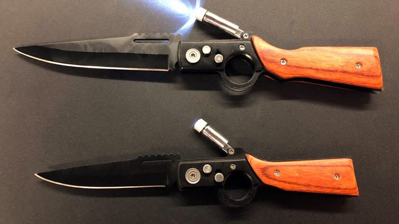 HANDOUT - 19.08.2020, Nordrhein-Westfalen, Düsseldorf: Zwei Springmesser, deren Form an Schusswaffen erinnert, liegen auf einem Tisch. Bereits vor fünf Tagen hat der Zoll am Düsseldorfer Flughafen diese Messer eingezogen. Ein Reisender hatte sie aus Bulgarien mitgebracht. (zu dpa: «Die geplanten Maßnahmen im Überblick») Foto: -/Hauptzollamt Düsseldorf/dpa +++ dpa-Bildfunk +++ | Bild: dpa-Bildfunk/- HANDOUT - 19.08.2020, Nordrhein-Westfalen, Düsseldorf: Zwei Springmesser, deren Form an Schusswaffen erinnert, liegen auf einem Tisch. Bereits vor fünf Tagen hat der Zoll am Düsseldorfer Flughafen diese Messer eingezogen. Ein Reisender hatte sie aus Bulgarien mitgebracht. (zu dpa: «Die geplanten Maßnahmen im Überblick») Foto: -/Hauptzollamt Düsseldorf/dpa +++ dpa-Bildfunk +++