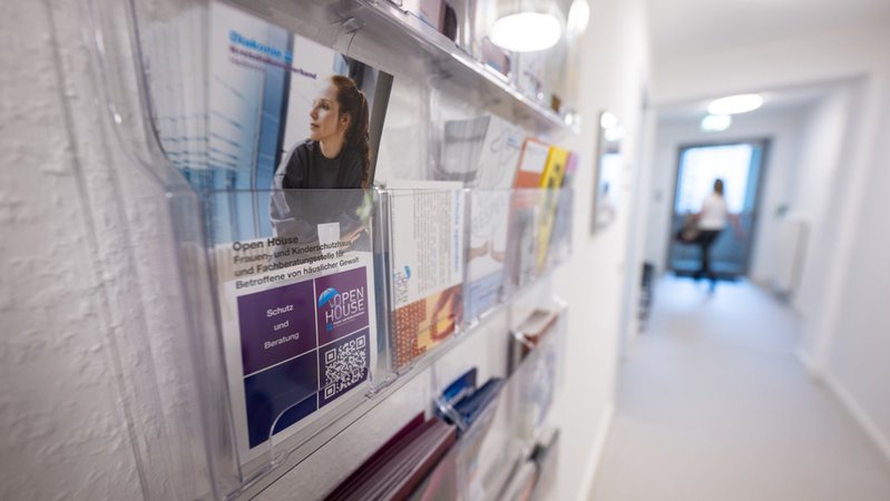 Flyer stecken im Eingangsbereich einer Beratungsstelle der Diakonie. | Bild: dpa-Bildfunk/Marijan Murat Flyer stecken im Eingangsbereich einer Beratungsstelle der Diakonie.