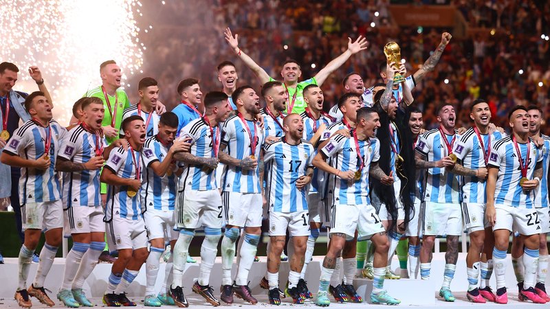 Argentinische Spieler feiern nach dem Gewinn des WM-Pokals.