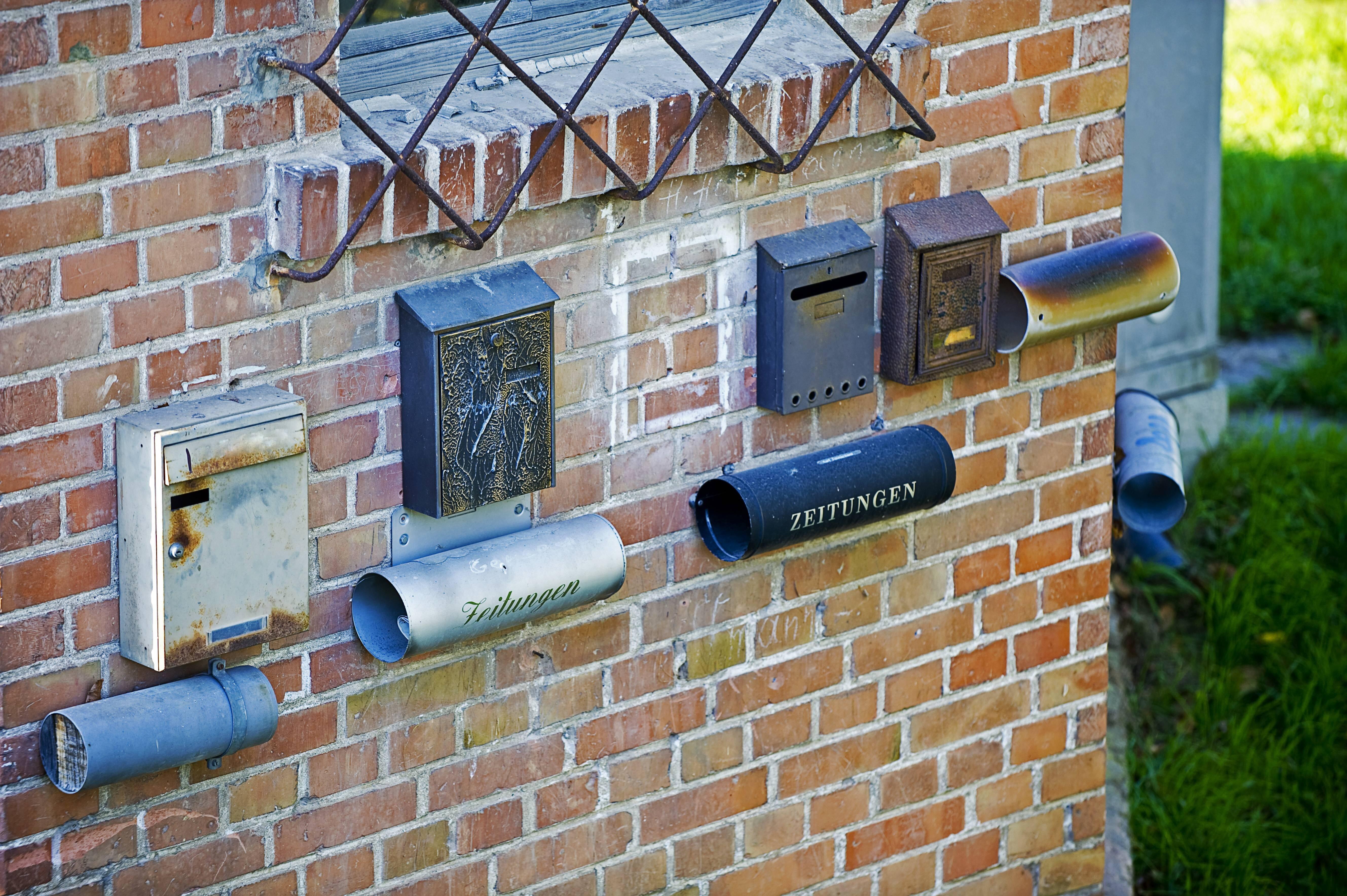 Briefkästen und Zeitungsboxen an einer Hauswand (Symbolbild)