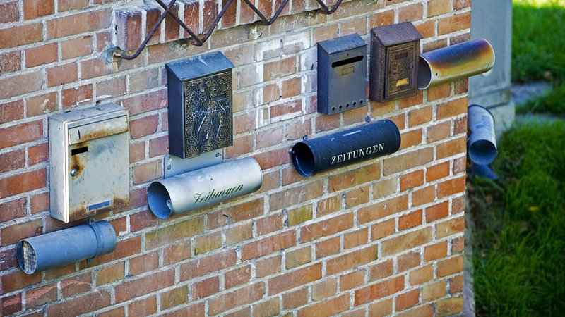 Briefkästen und Zeitungsboxen an einer Hauswand (Symbolbild) | Bild: pa/blickwinkel/McPHOTO/B. Leitner Briefkästen und Zeitungsboxen an einer Hauswand (Symbolbild)