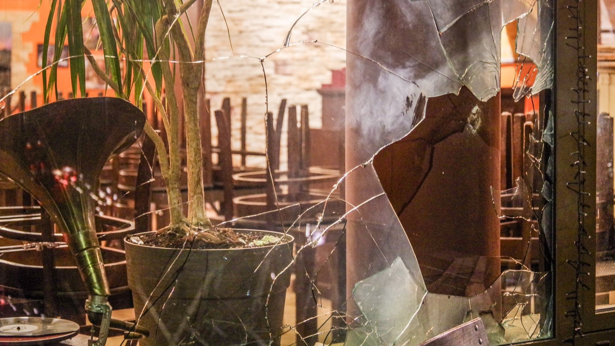 10.04.2026, München - Gegen 0.45 haben unbekannte Täter in der Nacht einen Anschlag auf ein israelisches Restaurant im Münchner Stadtteil Maxvorstadt verübt. Die Scheiben der Fassade wurden wohl durch Pyrotechnik beschädigt. Der Staatsschutz ist in die Ermittlungen eingeschaltet. | Bild: BR/Henning Pfeifer 10.04.2026, München - Gegen 0.45 haben unbekannte Täter in der Nacht einen Anschlag auf ein israelisches Restaurant im Münchner Stadtteil Maxvorstadt verübt. Die Scheiben der Fassade wurden wohl durch Pyrotechnik beschädigt. Der Staatsschutz ist in die Ermittlungen eingeschaltet.