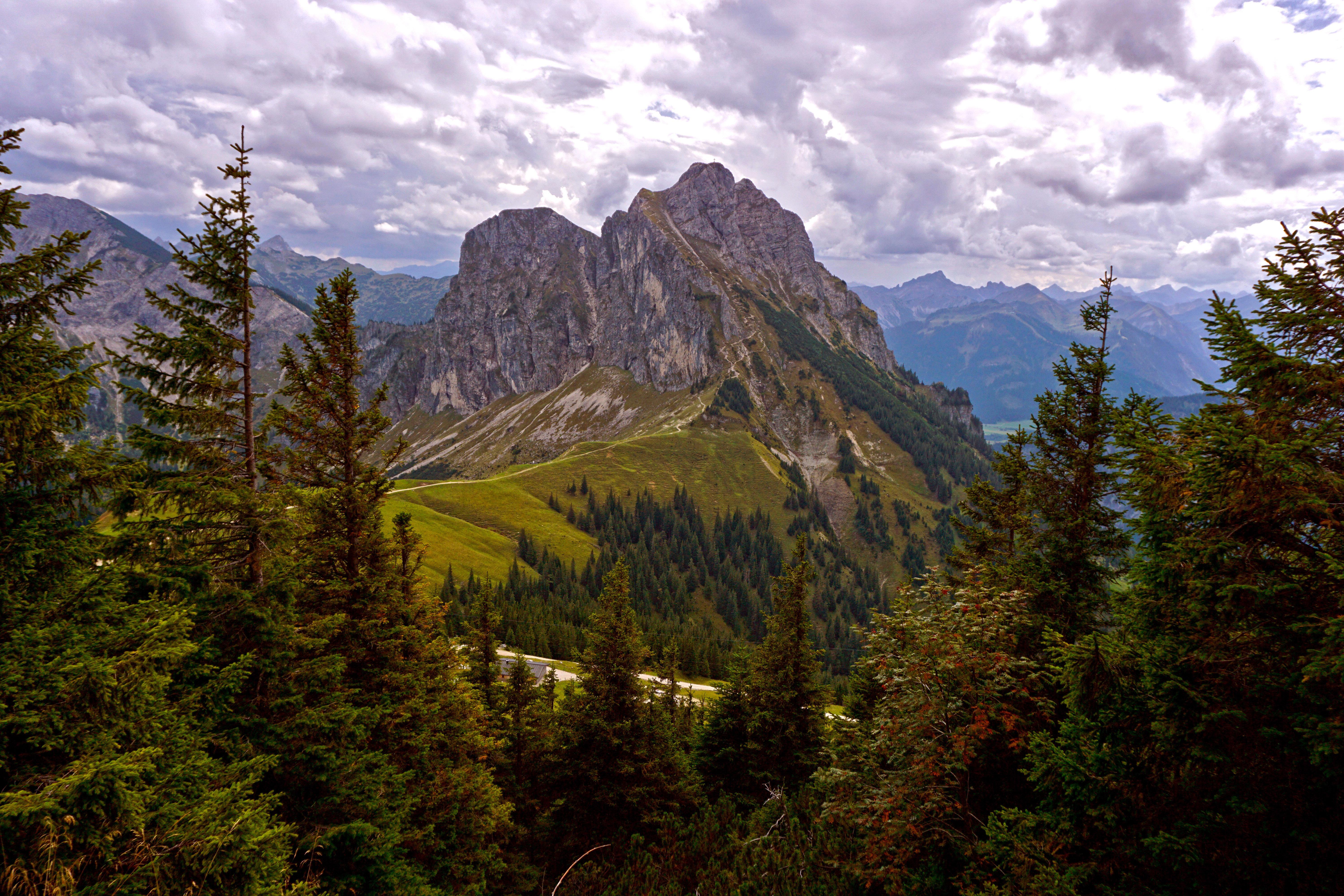 Der knapp 2.000 Meter hohe Aggenstein im Ostallgäu ist bei Wanderern und Kletterern beliebt. Am Sonntag musste die Bergwacht Pfronten hier in einem aufwändigen Einsatz einen verletzten Kletterer retten.