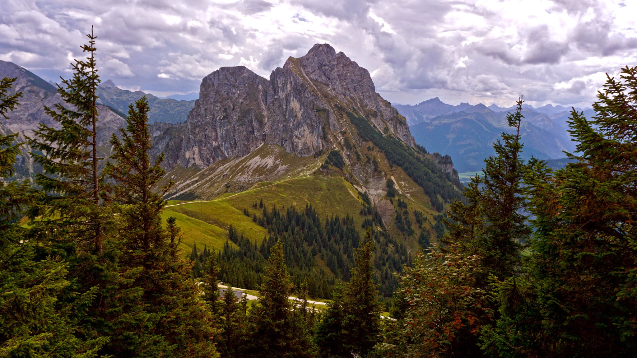 Der knapp 2.000 Meter hohe Aggenstein im Ostallgäu ist bei Wanderern und Kletterern beliebt. Am Sonntag musste die Bergwacht Pfronten hier in einem aufwändigen Einsatz einen verletzten Kletterer retten.