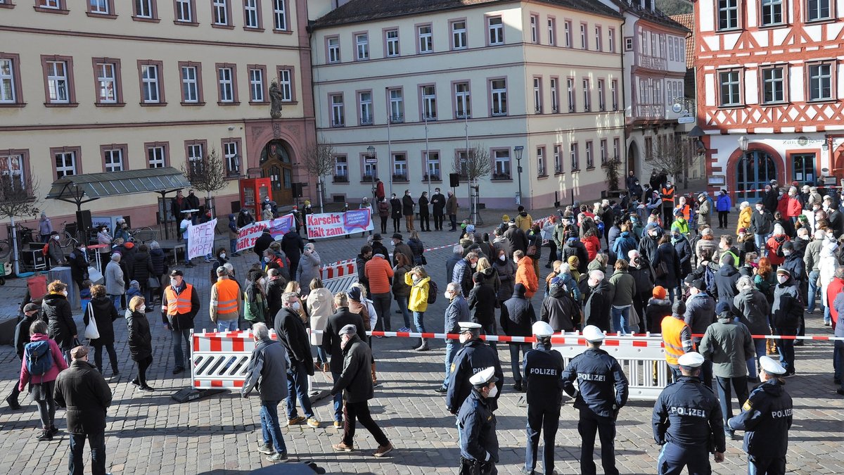 150 Menschen kamen am Samstag zu einer Kundgebung unter dem Motto "Karscht hält zam" auf dem Marktplatz in Karlstadt.