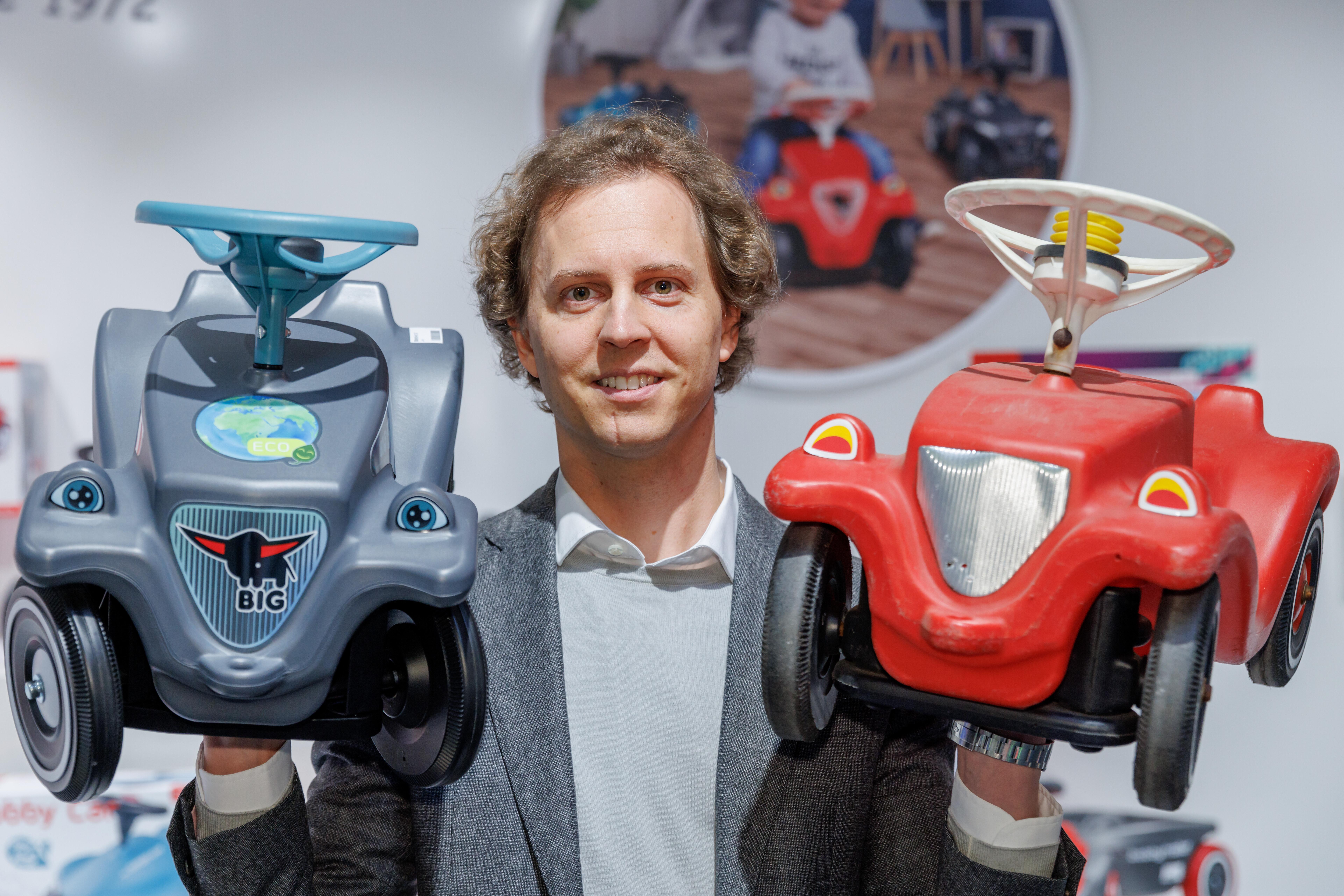 Florian Sieber, CEO der Simba Dickie Group, präsentiert Bobbycars der Marke BIG, die zum Unternehmen gehört. (Archivbild)