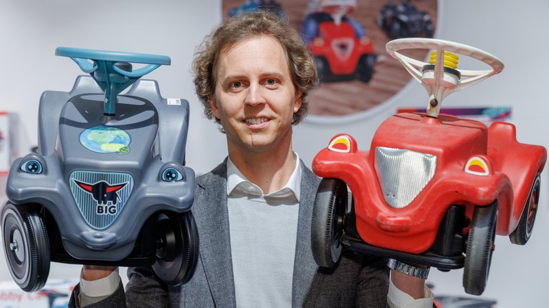 Florian Sieber, CEO der Simba Dickie Group, präsentiert Bobbycars der Marke BIG, die zum Unternehmen gehört. (Archivbild) | Bild: picture alliance/dpa | Daniel Karmann Florian Sieber, CEO der Simba Dickie Group, präsentiert Bobbycars der Marke BIG, die zum Unternehmen gehört. (Archivbild)