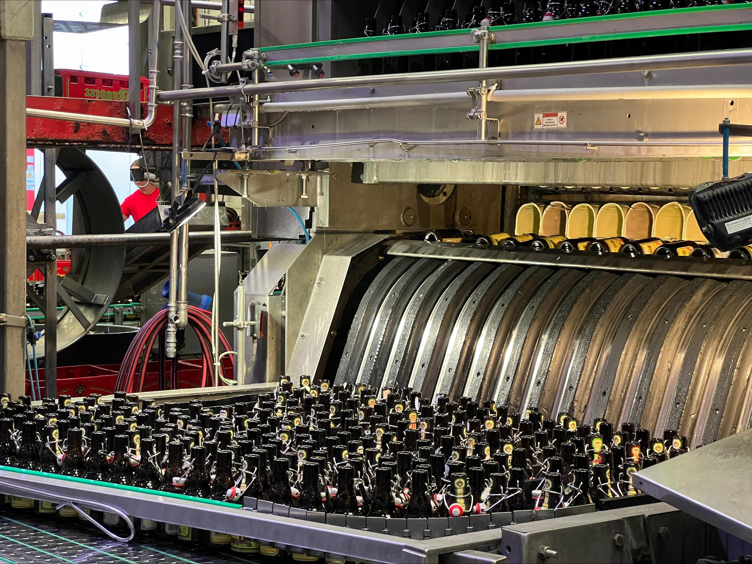 Bierflaschen in einer Abfüllanlage