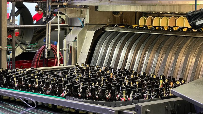 Bierflaschen in einer Abfüllanlage | Bild: BR/Sandra Jozipovic Bierflaschen in einer Abfüllanlage