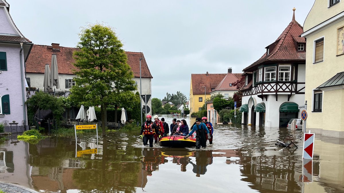 120 Menschen wurden am 2. Juni mit Booten aus Häusern in Wertingen evakuiert.