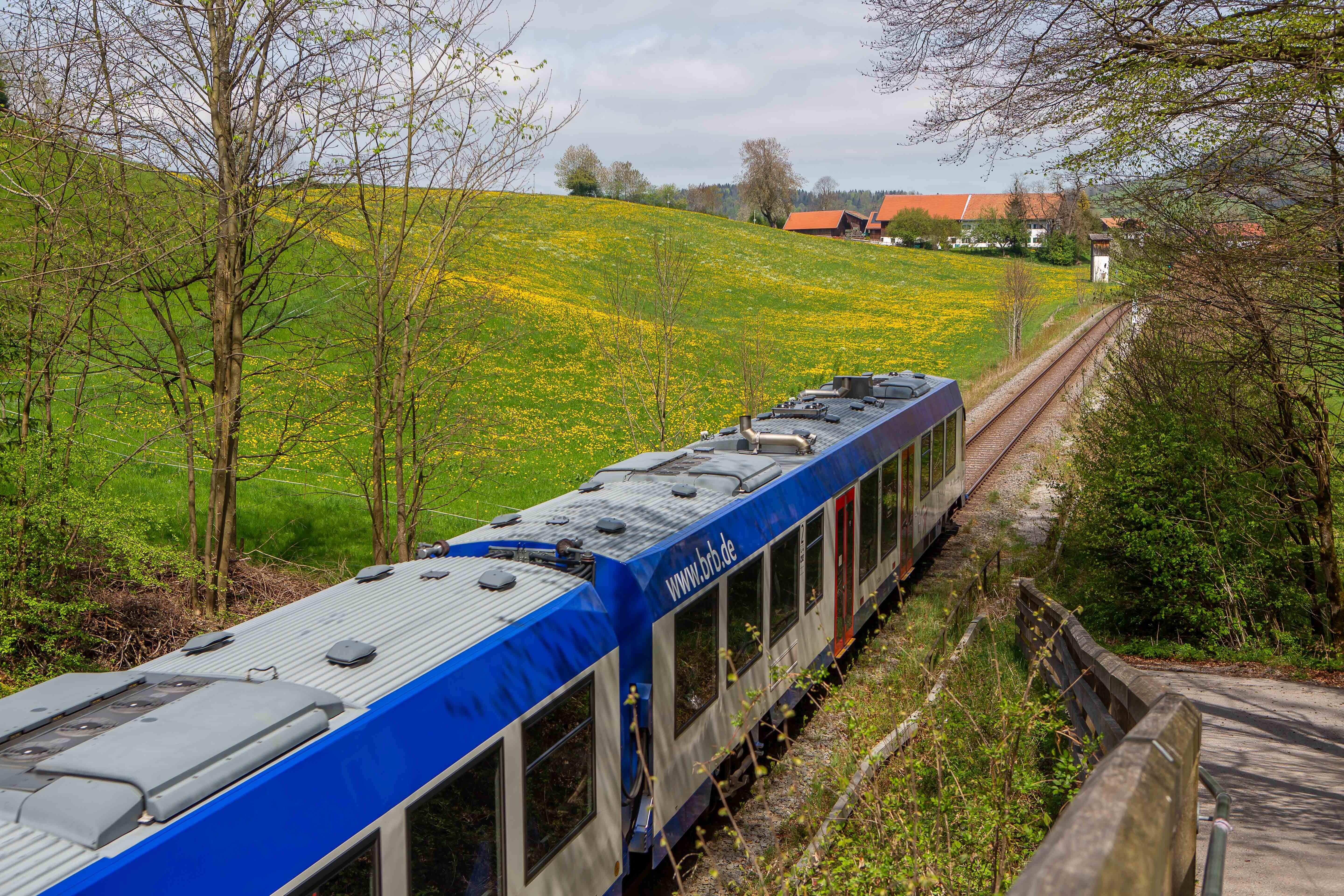 Archivbild: Ein Zug der Bayerischen Oberlandbahn BRB zwischen Schliersee und Neuhaus.
