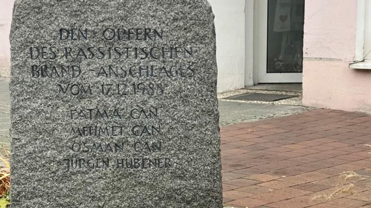Am Ort des Anschlags steht heute ein Gedenkstein. Er erinnert an Fatma, Mehmet und Osman Can, sowie Jürgen Hübener, die 1988 ums Leben kamen. 