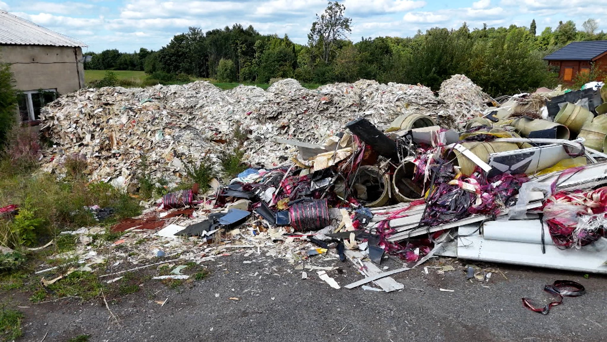 Illegal in Tschechien abgeladener Müll. Jetzt wurde der Müll nach Deutschland zurückgebracht (Archivbild) | Bild: TV Nova Illegal in Tschechien abgeladener Müll. Jetzt wurde der Müll nach Deutschland zurückgebracht (Archivbild)