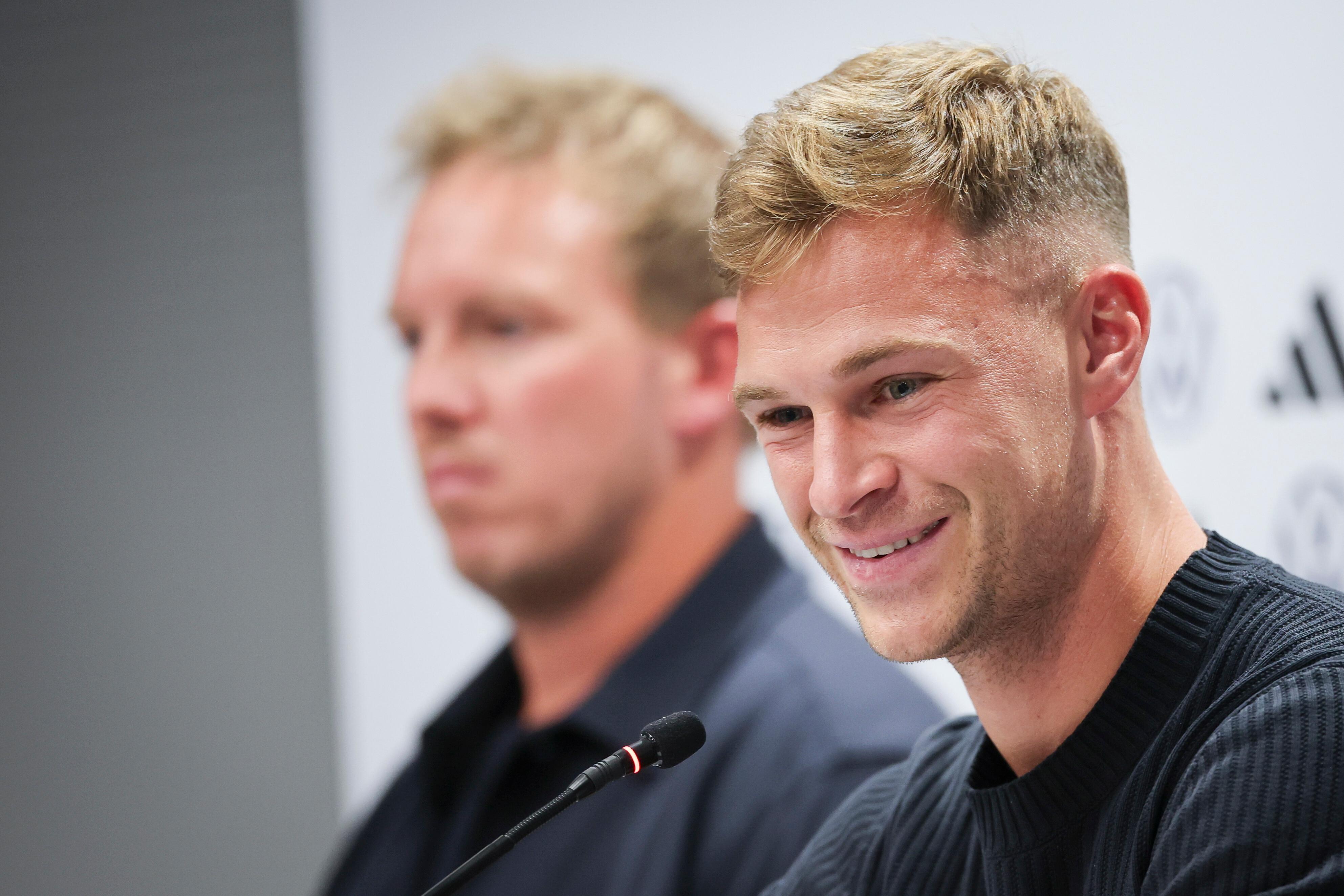 Joshua Kimmich (r.) mit Julian Nagelsmann bei der Pressekonferenz 
