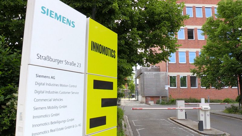 Die Firmenlogos von Siemens und Innomotics.